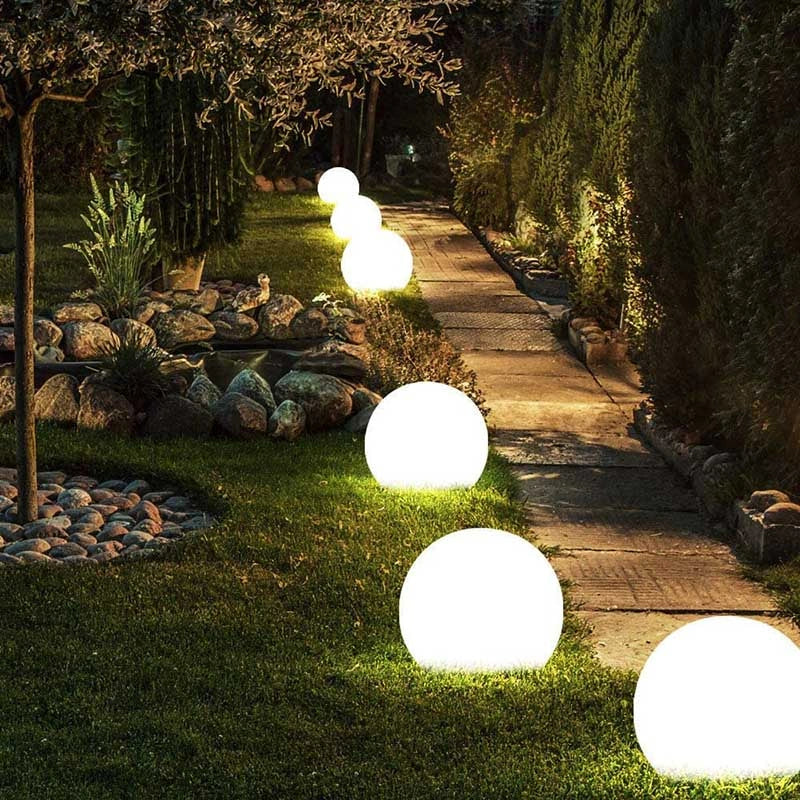 LysKlot – Solcellsdriven Trädgårdslampa